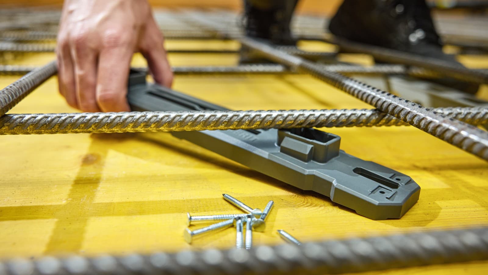 Die Geberit Einlegrohrschelle kann mit Nägeln auch direkt auf den Schaltafeln befestigt werden Die Geberit Einlegrohrschelle kann mit Nägeln auch direkt auf den Schaltafeln befestigt werden