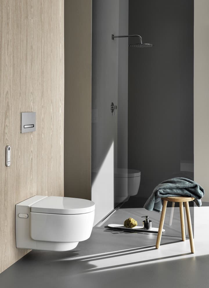 Dusch-WC Geberit AquaClean Mera Comfort mit Fernbedienung und Betätigungs-platte Sigma50 (© Geberit) Dusch-WC Geberit AquaClean Mera Comfort mit Fernbedienung und Betätigungs-platte Sigma50 (© Geberit)