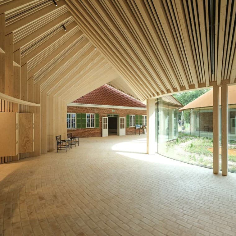 80‘000 gelbe Ziegelsteine zieren den Museumsboden, wie hier im Innern des gewölbten Verbindungstrakts (© R_Hjortshoj) 80‘000 gelbe Ziegelsteine zieren den Museumsboden, wie hier im Innern des gewölbten Verbindungstrakts (© R_Hjortshoj)