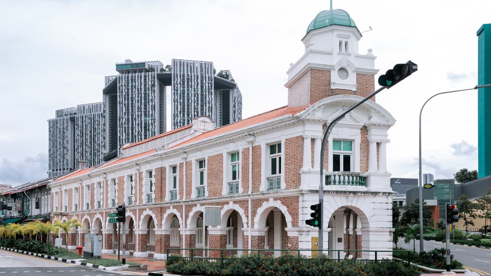 Das Restaurant Born befindet sich im Jinrikisha-Bahnhof, einem der wenigen historischen Gebäude in Singapur. Es gehört Schauspieler Jackie Chan (© Owen Raggett) Das Restaurant Born befindet sich im Jinrikisha-Bahnhof, einem der wenigen historischen Gebäude in Singapur. Es gehört Schauspieler Jackie Chan (© Owen Raggett)