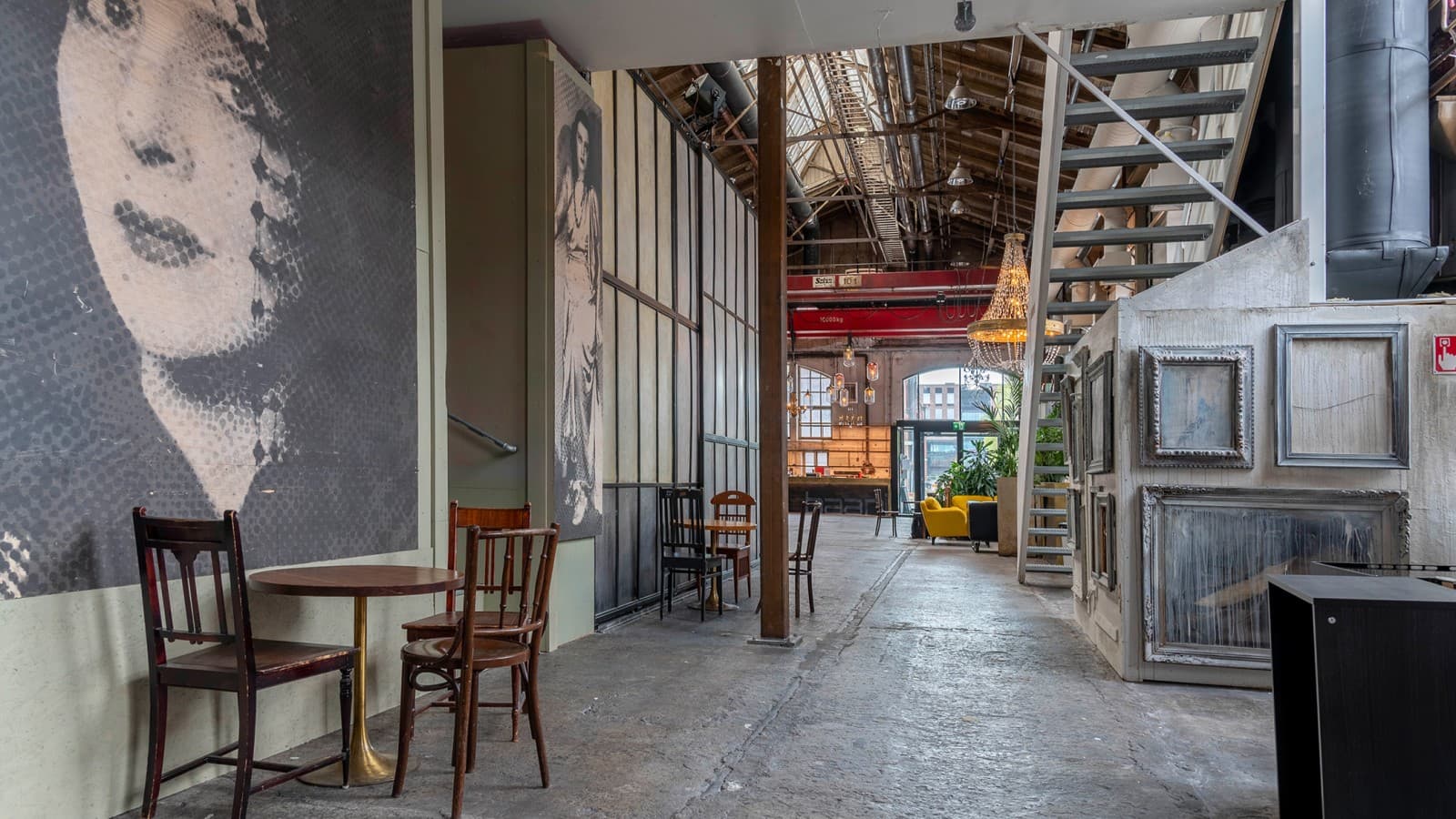 Aus einer Fabrik wurde hier ein Wohnzimmer (© Kansallis Teatteri) Aus einer Fabrik wurde hier ein Wohnzimmer (© Kansallis Teatteri)