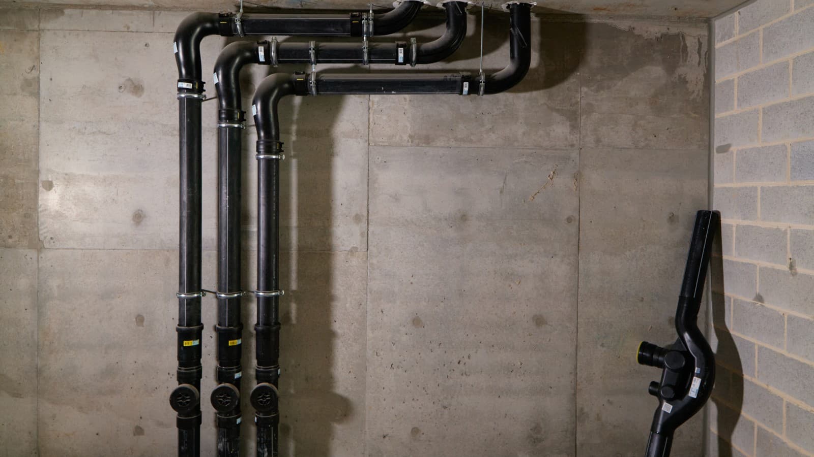 Die Gebäudeentwässerung mit SuperTube führte zu erheblichem Wohnraumgewinn (© Michael Curwood & Adam Powell) Die Gebäudeentwässerung mit SuperTube führte zu erheblichem Wohnraumgewinn (© Michael Curwood & Adam Powell)