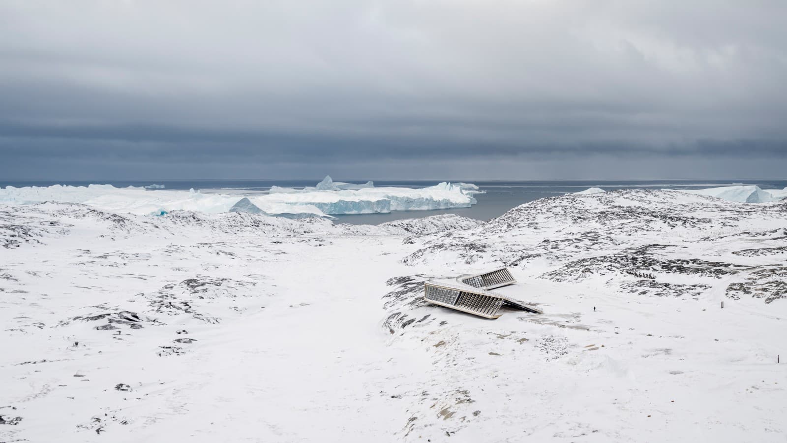 Das Eisfjordzentrum als einziges Gebäude mitten in der Eislandschaft (© Adam Mørk) Das Eisfjordzentrum als einziges Gebäude mitten in der Eislandschaft (© Adam Mørk)