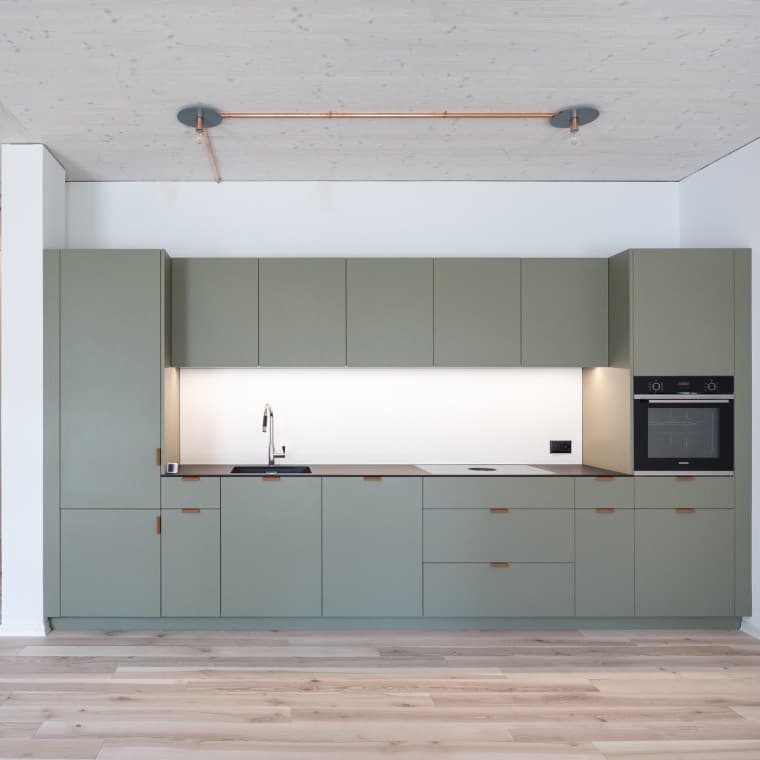 Um das Gebäude auch langfristig flexibel zu nutzen, sind Aufputzleitungen installiert. © Openly / Jens Ellensohn Um das Gebäude auch langfristig flexibel zu nutzen, sind Aufputzleitungen installiert. © Openly / Jens Ellensohn