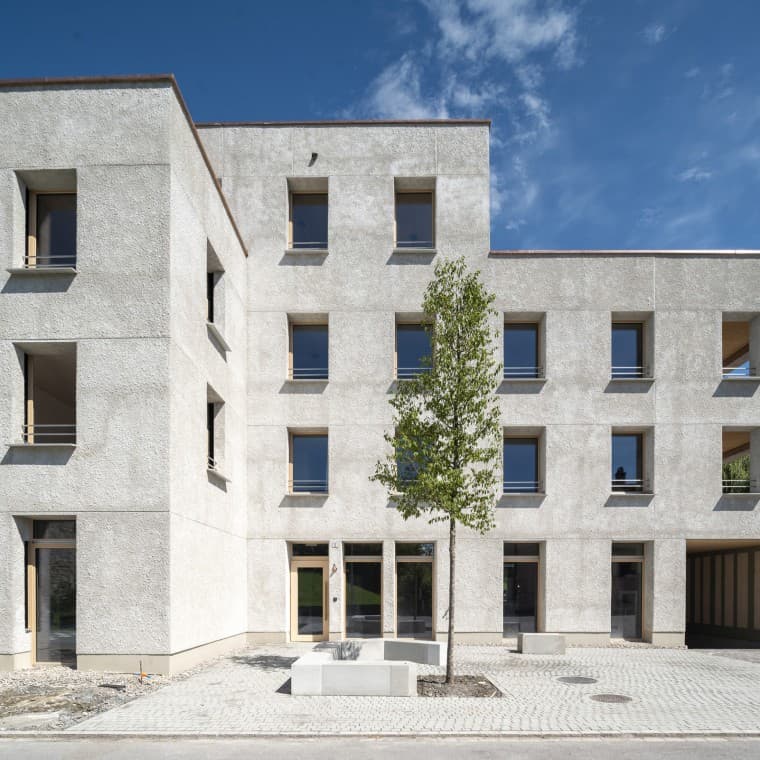 Selbstentwickelte Materialien wie der Hanfbeton Cancret kommen in der Überbauung in Widnau zum Einsatz. (© Openly / Jens Ellensohn) Selbstentwickelte Materialien wie der Hanfbeton Cancret kommen in der Überbauung in Widnau zum Einsatz. (© Openly / Jens Ellensohn)