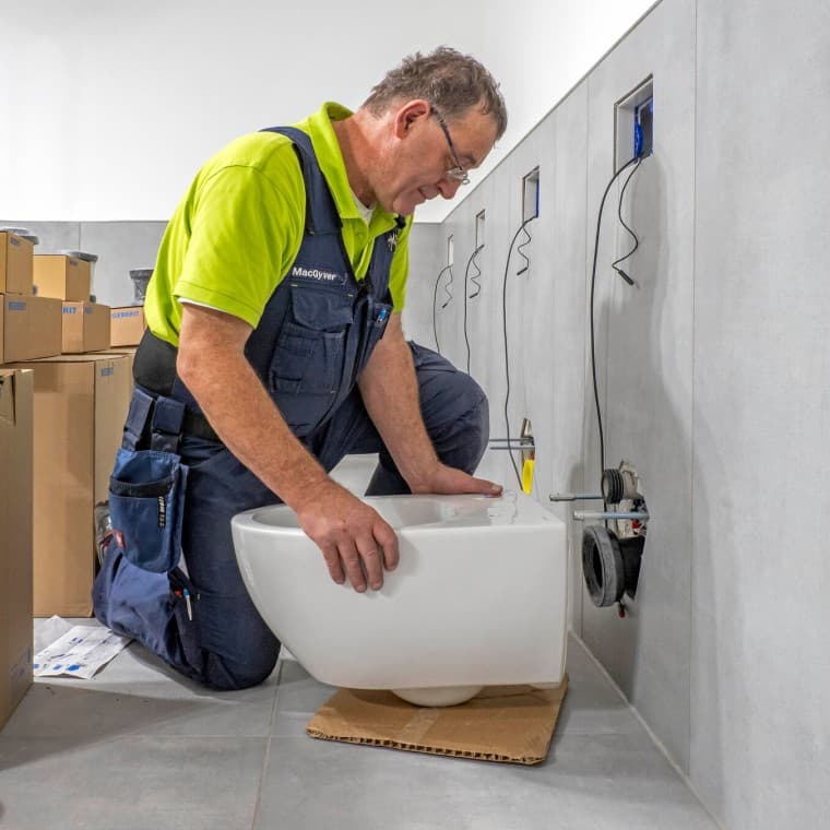 Installation des Geberit Acanto WCs Installation des Geberit Acanto WCs