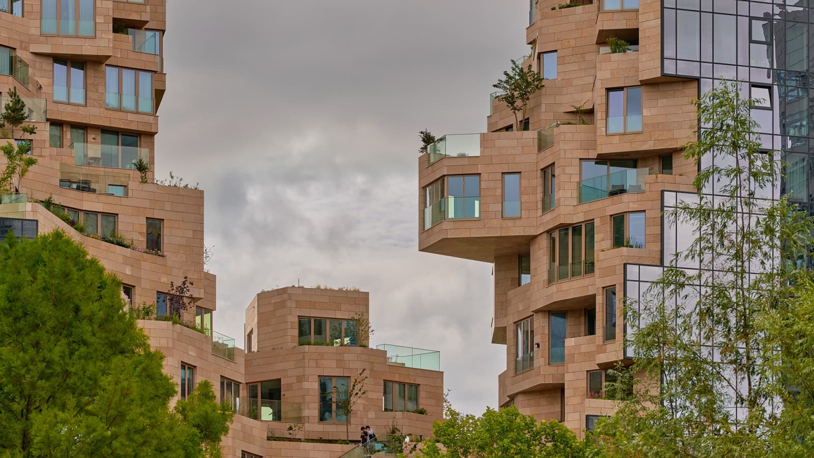 Jetzt noch kahl, wird die Fassade bald grün: 155 Pflanzensorten wachsen hier (© Marcel Steinbach) Jetzt noch kahl, wird die Fassade bald grün: 155 Pflanzensorten wachsen hier (© Marcel Steinbach)