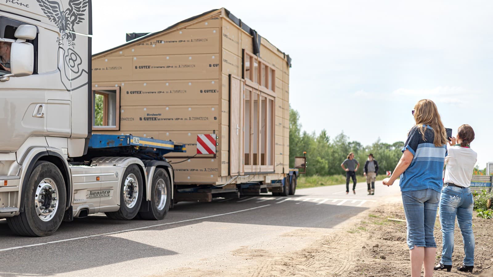 Tiny-House wird transportiert (© Chiela van Meerwijk) Tiny-House wird transportiert (© Chiela van Meerwijk)